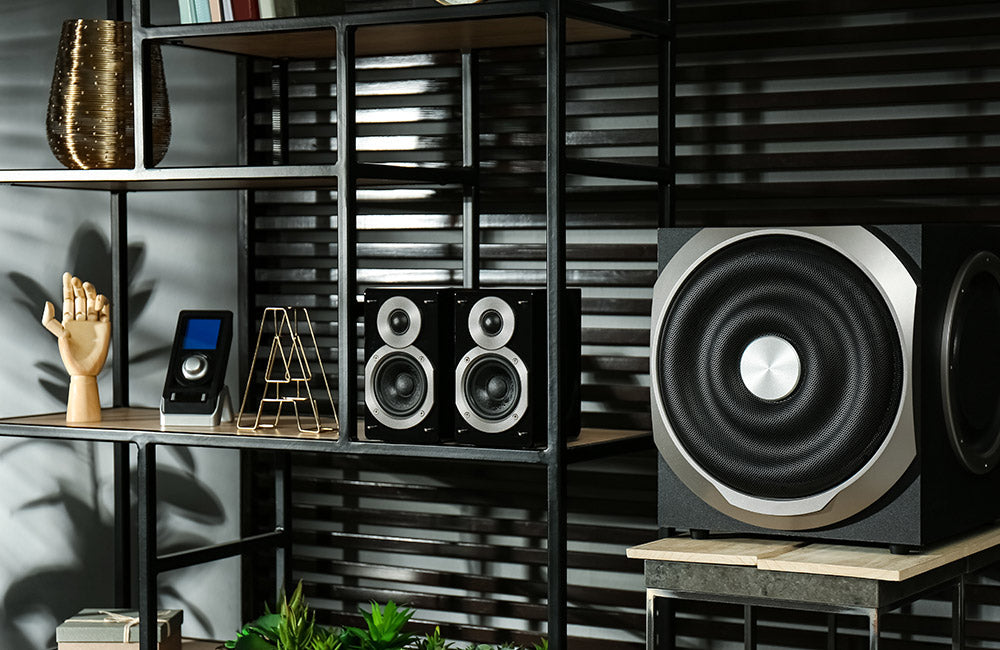 Regallautsprecher in einem Regal