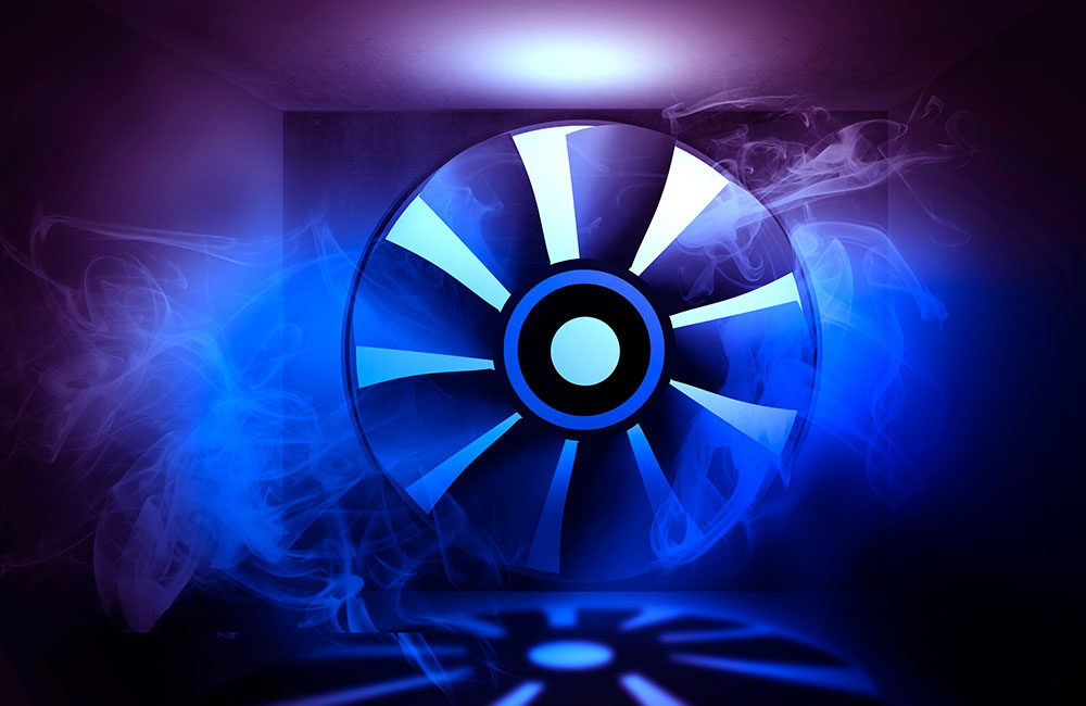 PWM-Lüfter im Nebel und blauem Licht.