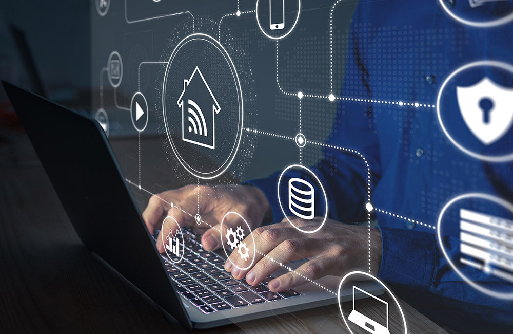 Person, die Datenkommunikation und digitale Informationssicherheit auf einem Laptop konfiguriert.