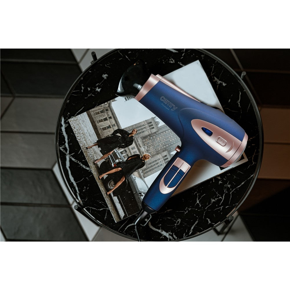 Camry CR 2269 Haartrockner mit Ionenfunktion, 1800-2200 W, 2 Gebläsestufen, 3 Temperaturstufen, Kaltlufttaste, Diffusor, Stylingdüse, Soft-Touch, dunkelblau