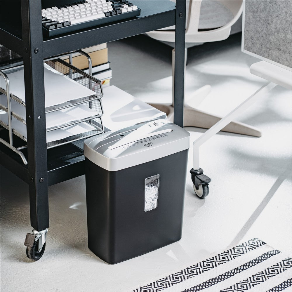 Adler AD 1037 Aktenvernichter P-4, Dokumentenschredder für Büro und Homeoffice, 6 Blatt A4, 13 L Behälter, Kreditkarten, CD/DVD, Rücklauf, Schwarz Silber