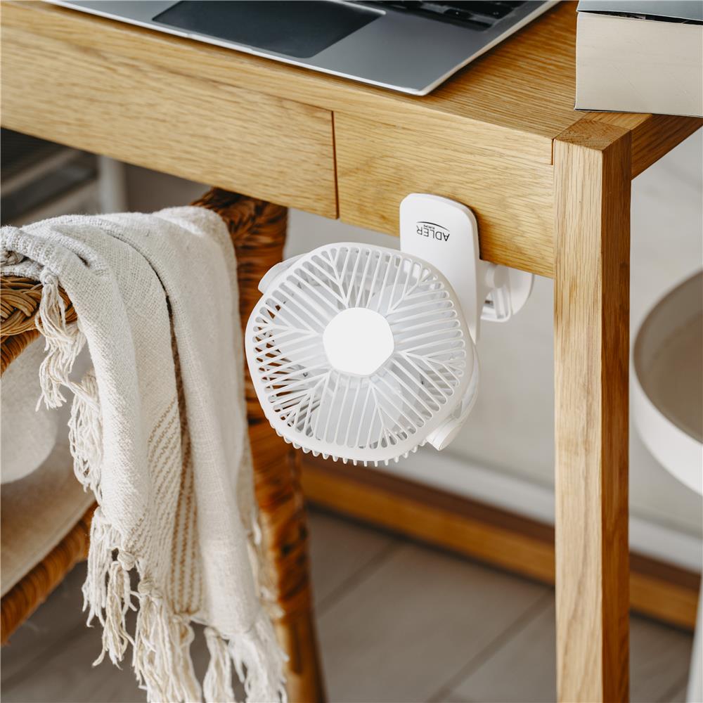 Adler AD 7335 Akku Ventilator mit LED Licht und Drehfunktion Weiß