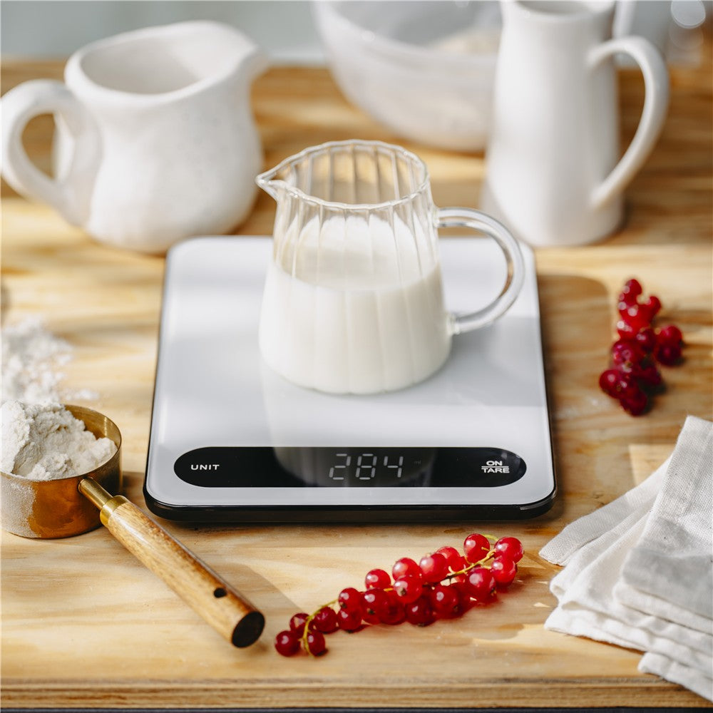 Adler AD 3177WB Küchenwaage Digital 10 kg, Elektronische Haushaltswaage mit Tara Funktion, USB-C aufladbar, Präzisionswaage zum Kochen und Backen, Glaswaage, Weiß