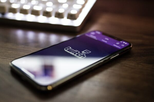 Ein Handy, welches die Twitch-App anzeigt