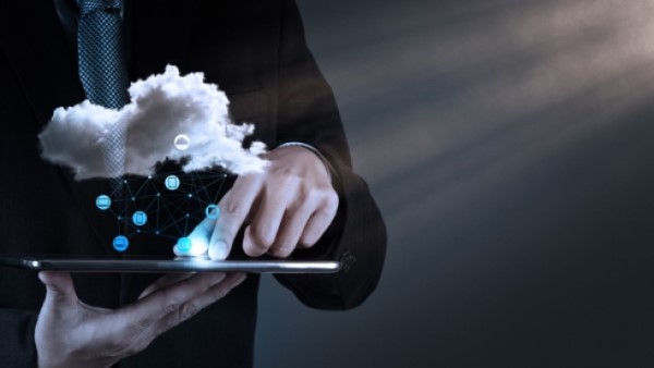 Ein Mann bedient ein Smartphone, über dem eine Wolke schwebt. Über der Szene ist eine Grafik gelegt, die die virtuelle Verbindung symbolisiert.