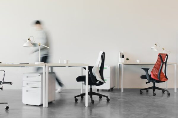 In einem Büro stehen einige Schreibtische und Stühle