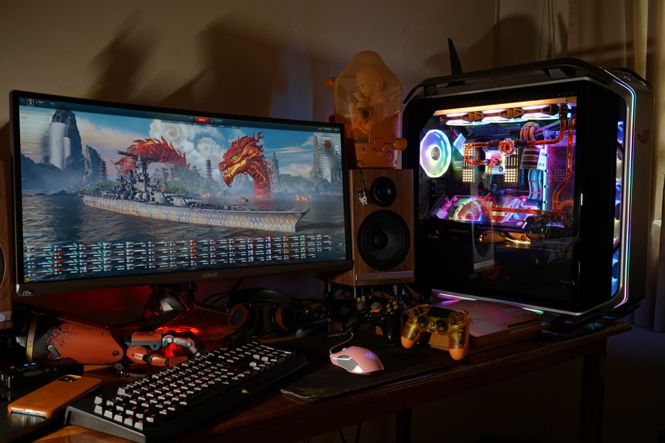 Ein bunt leuchtendes PC-Setup auf einem Tisch mit Gaming-Zubehör