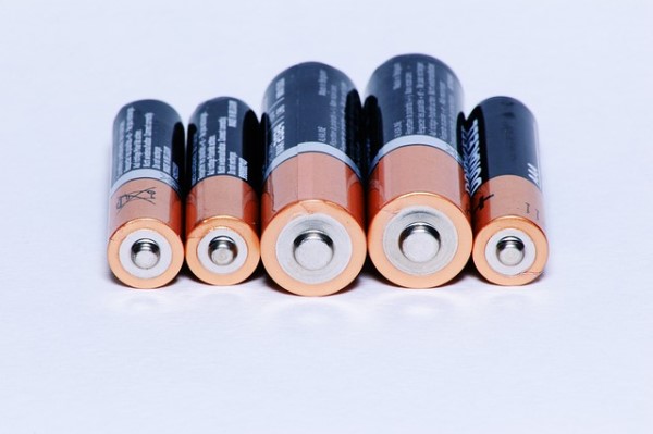 Fünf Batterien liegen auf weißem Untergrund. 