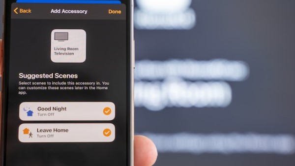 Ein Handy zeigt automatisierte Smart Home Befehle mit den Namen "Gute Nacht" und "Zuhause verlassen". 
