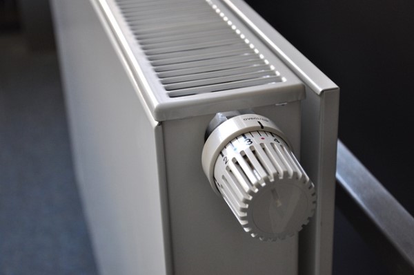 Ein Heizkörper mit herkömmlichem Thermostat
