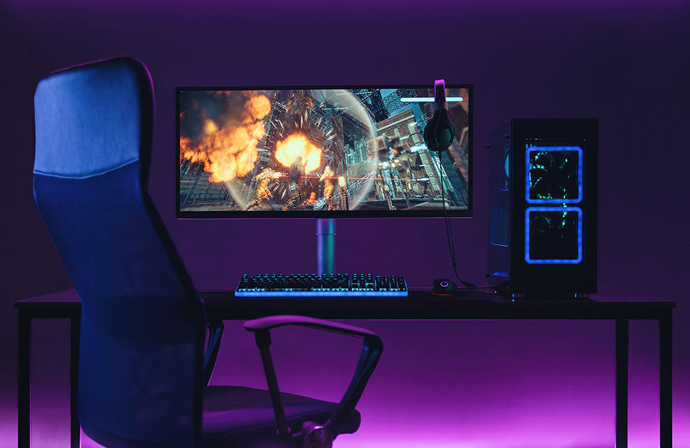 Arbeitsplatz eines Profi-Gamers mit professionellem Gaming-Setup auf dem Schreibtisch.