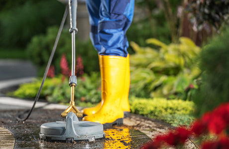 Gehwegreinigung mit einem Hochdruck-Flächenreinigeraufsatz