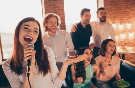 Eine Karaoke Party mit Freunden zu Hause.