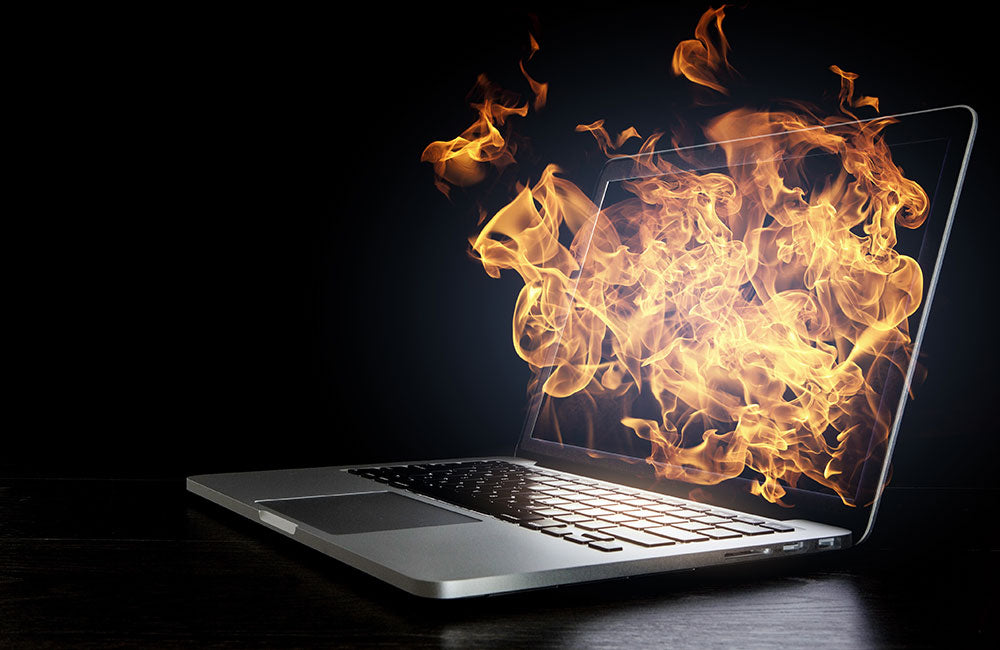 Laptop steht in Flammen