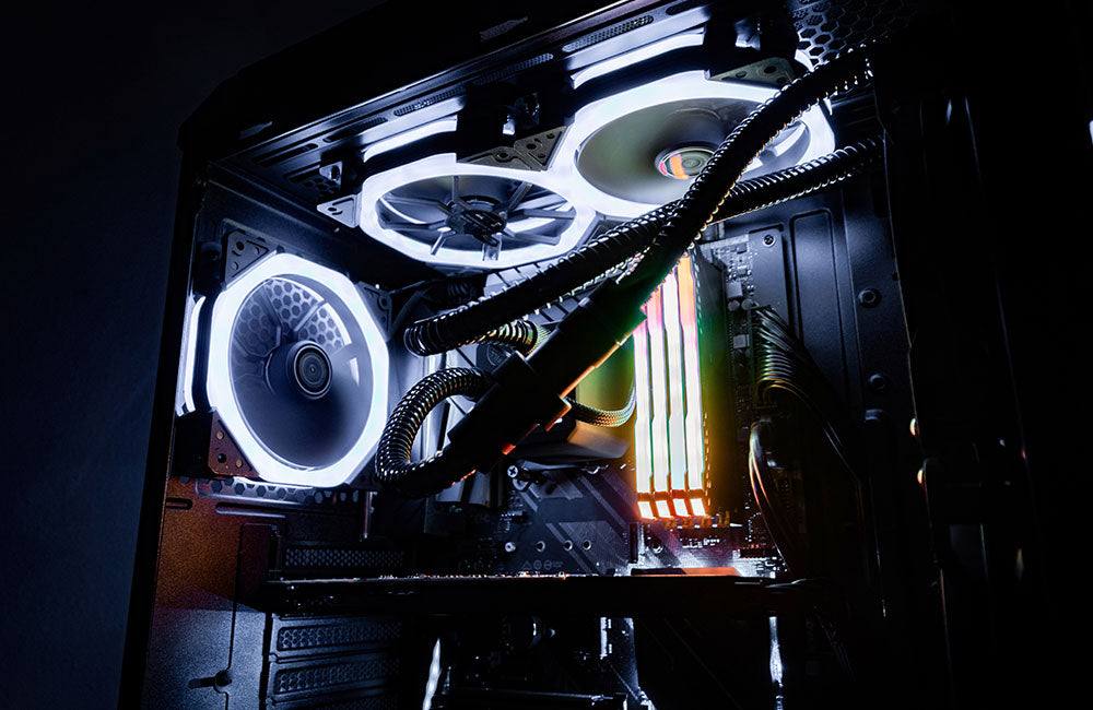 Gaming-PC mit weißer RGB-LED-Beleuchtung