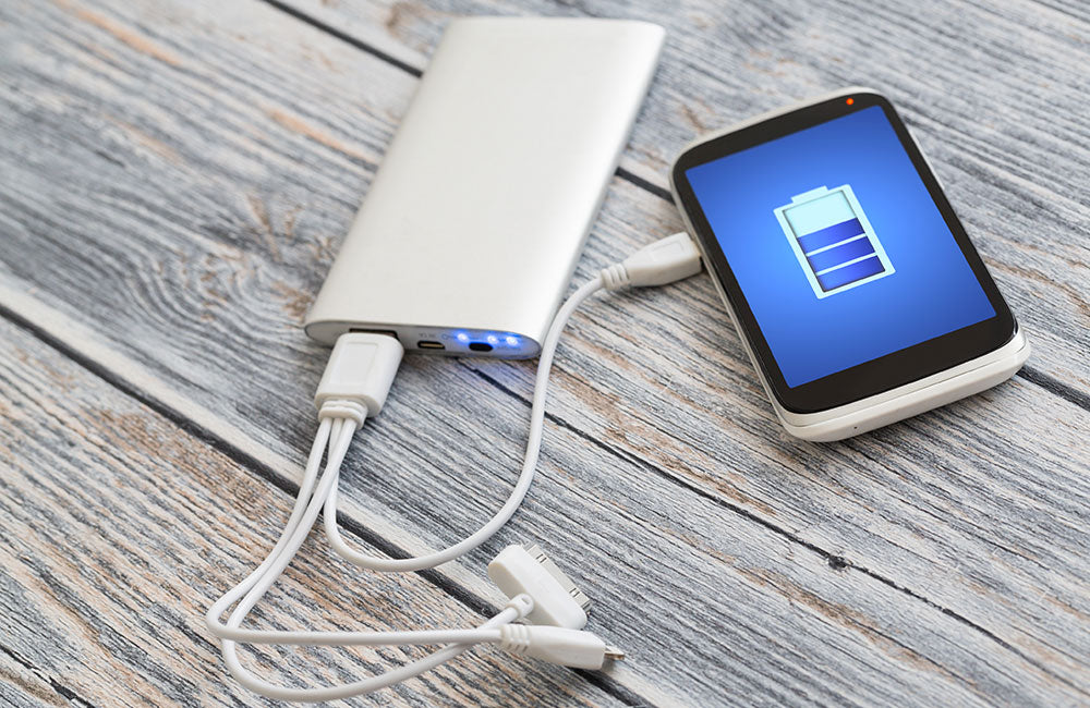 Smartphone mit angeschlossener Powerbank