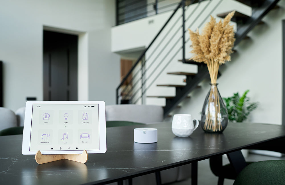 Smart-Home-Steurungs-Ansicht auf einem Tablet in einem modernen Zuhause
