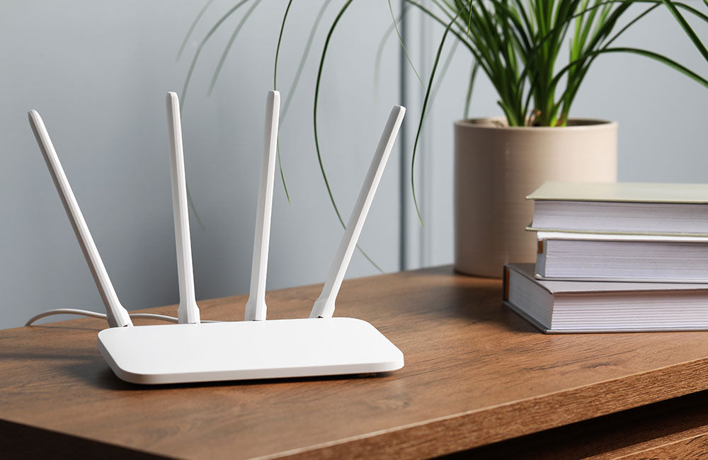 weißer WLAN-Router auf einer Kommode