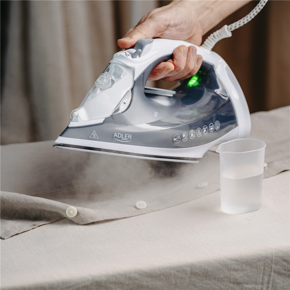 Adler AD 5051 Dampfbügeleisen 2600W, Keramiksohle, Dampfstoß, Vertikaldampf, Anti-Kalk, Anti-Tropf, Selbstreinigung, Bügeleisen für Kleidung, Hemden und Haushalt Grau Weiß