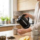 Adler AD 1385 Wasserkocher schwarz 1,7 l mit Kalkfilter, flachem Edelstahl-Heizelement, 360°-Sockel und Wasserstandsanzeige