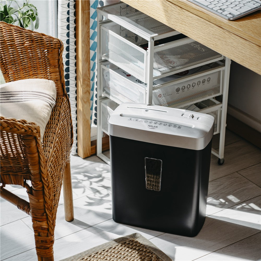 Adler AD 1037 Aktenvernichter P-4, Dokumentenschredder für Büro und Homeoffice, 6 Blatt A4, 13 L Behälter, Kreditkarten, CD/DVD, Rücklauf, Schwarz Silber